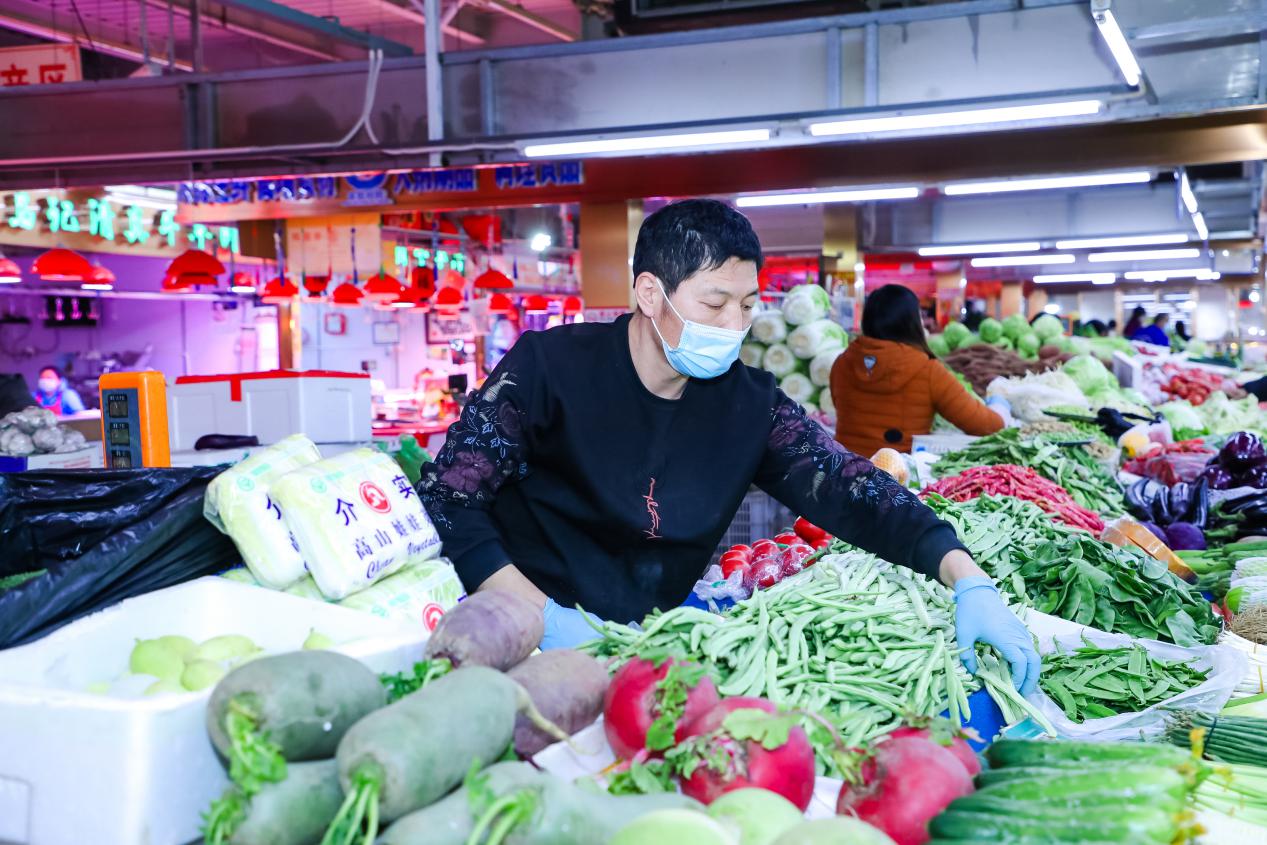 （高老板在整理自己的菜摊）