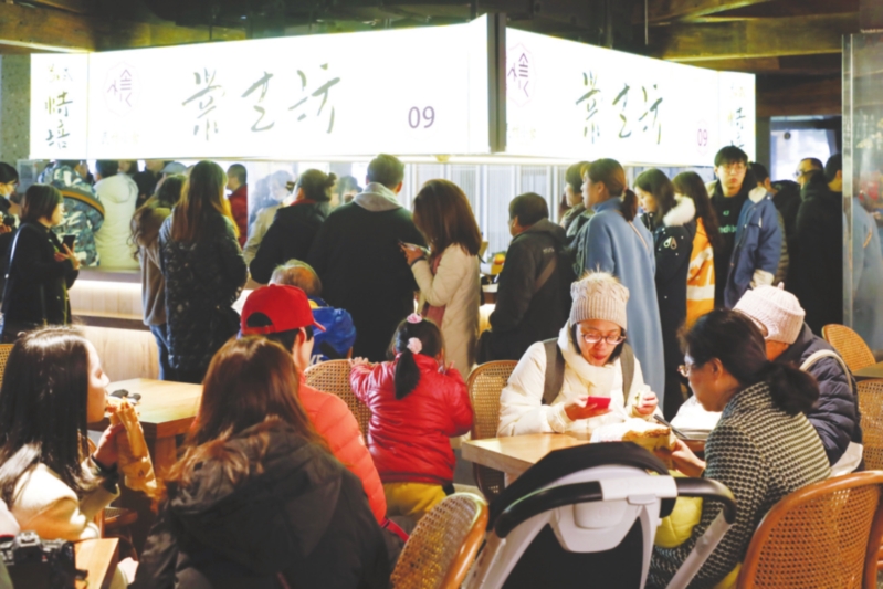 　　图为近日拍摄的游客和市民来到双塔市集参观、休闲的场景。　　记者　张健摄