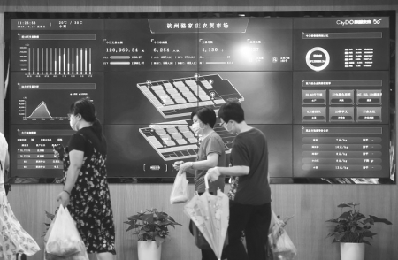 ▲骆家庄农贸市场的大屏幕上实时显示交易、客流等相关情况。<br>