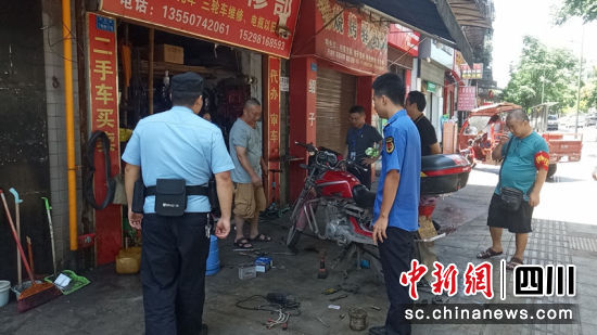 七星农贸市场专班工作组开展劝导工作。卢进 摄