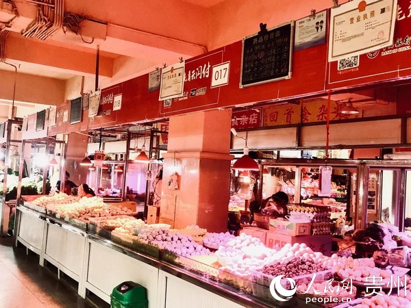 商户们的门头贴有证件、商品价目表