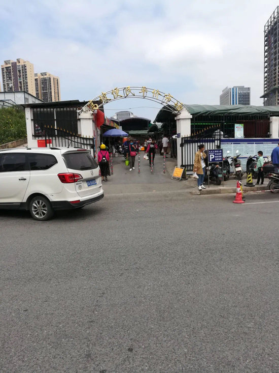 △凤岭北地铁百花岭站附近的高坡平价便民市场