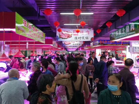 △附近一带居民一早赶来逛逛，人潮涌动