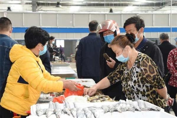 点击图片翻到下一页>> 山东青岛高新区首家农贸市场开业 宜居环境建设再提升