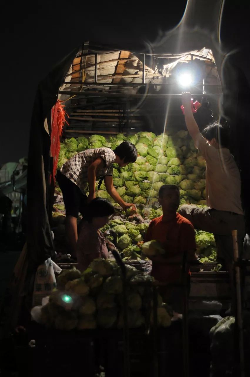 2008年8月14日，北京，奥运期间，凌晨4点的新发地农贸市场。/ic/图虫创意