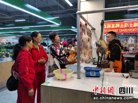 整洁市场内的农产品。卢进 摄 