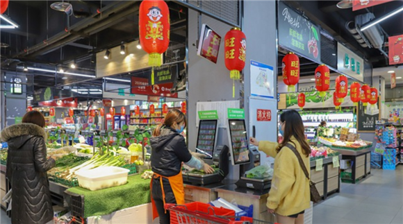 1市民正在使用溯源智能秤。通讯员 谭启云 摄