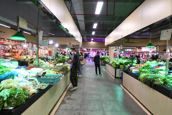 市民在万东农贸市场内选购商品。